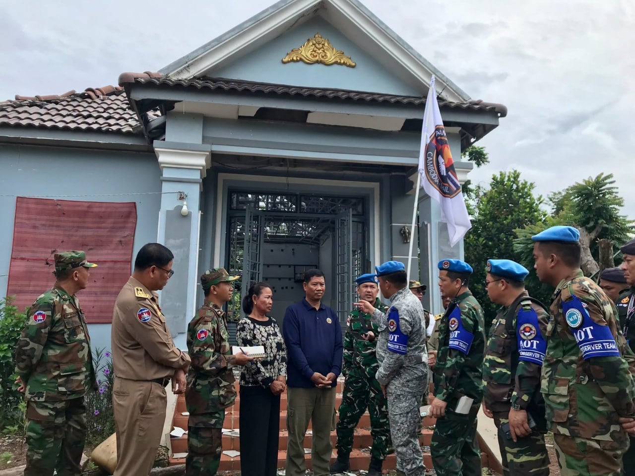 ក្រុមអ្នកសង្កេតការណ៍អាស៊ាន ចុះពិនិត្យការខូចខាតផ្ទះសម្បែងពលរដ្ឋ នៅខេត្តព្រះវិហារ ដោយសារការវាយប្រហារពីថៃ